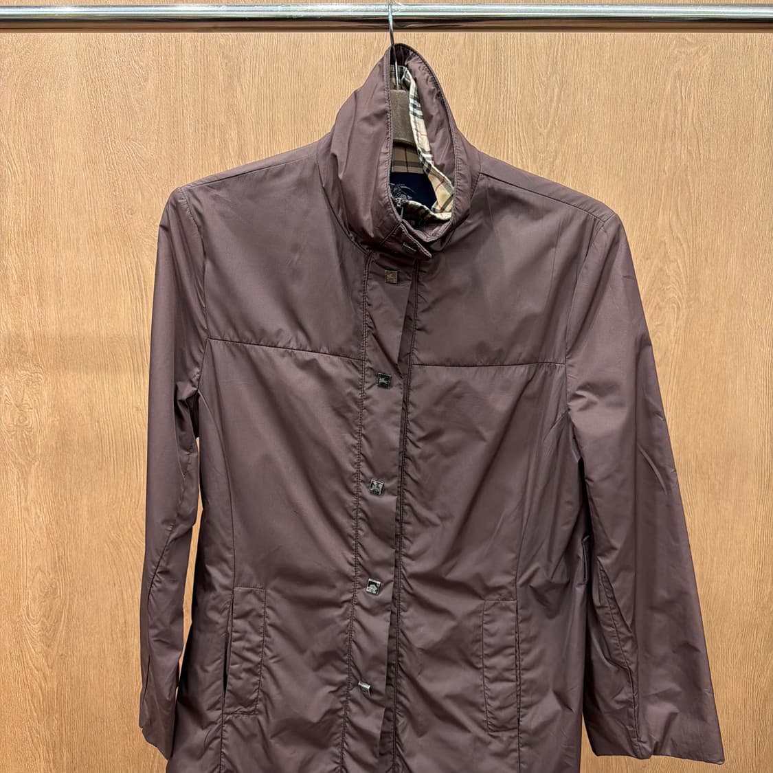 버버리 런던 경량 패딩 코트 로고 각인 버튼 디테일 레귤러핏 브라운 상품이미지4