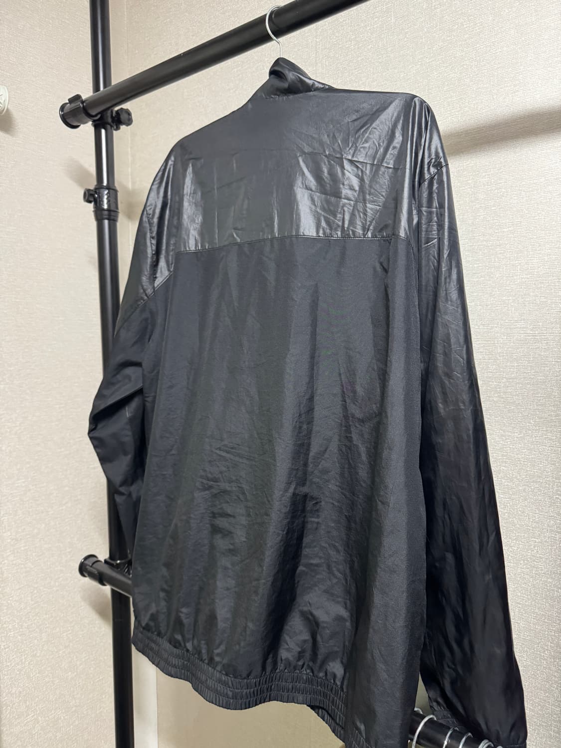 아디다스(adidas) 올블랙 자수 로고 윈드브레이커 바람막이 상품이미지2