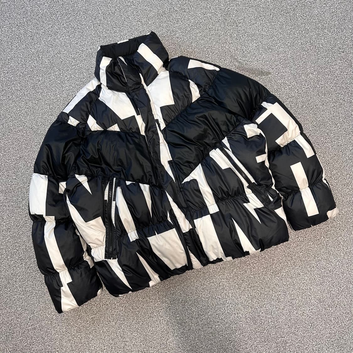 나이키 패턴 블랙 화이트 패딩 상품이미지1