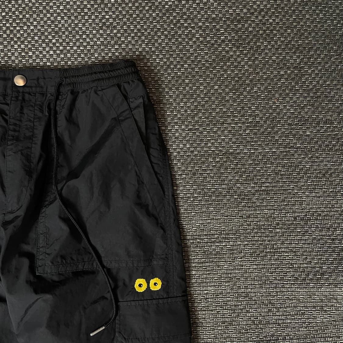 (밴딩) 송지오옴므X송민호 썬플라워 블랙 나일론 카고 팬츠 상품이미지3