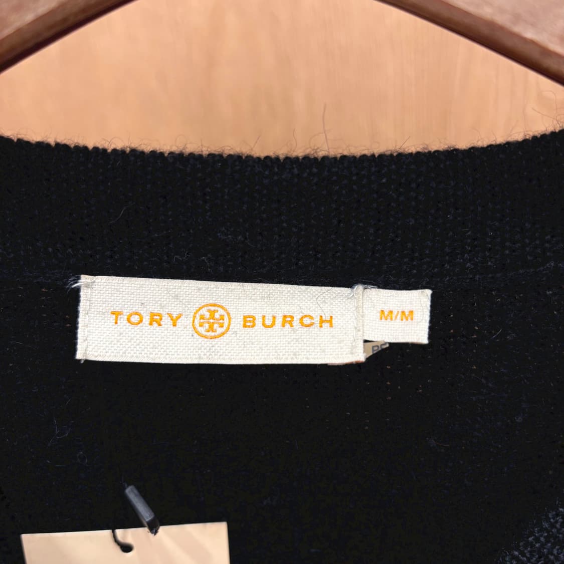 토리버치 라운드넥 긴팔 니트 밑단 시보리 어깨 프린지 디테일 블랙 상품이미지7