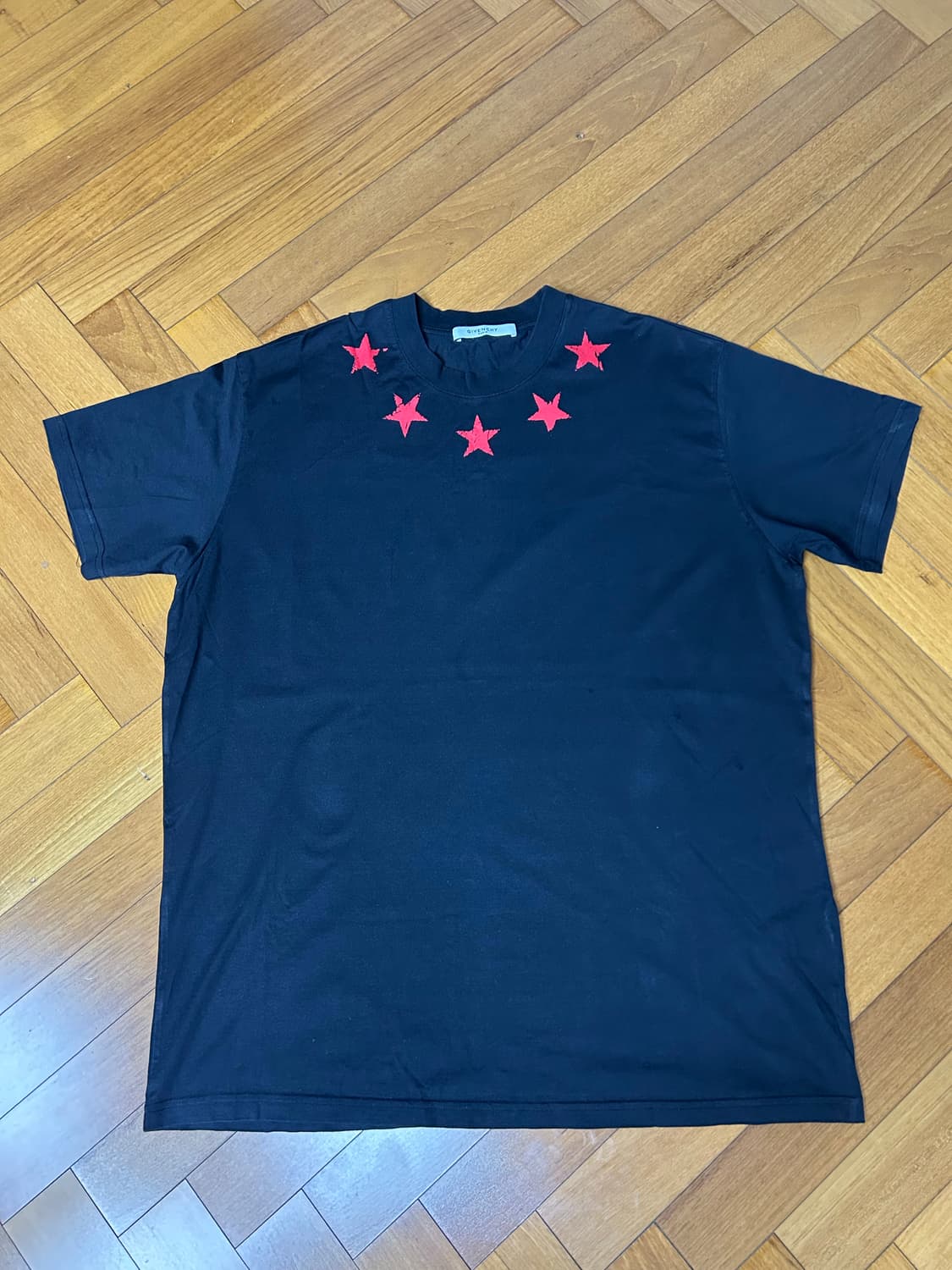 18FW 지방시 블랙 앤 레드 크랙 스타 반팔 티셔츠 상품이미지1