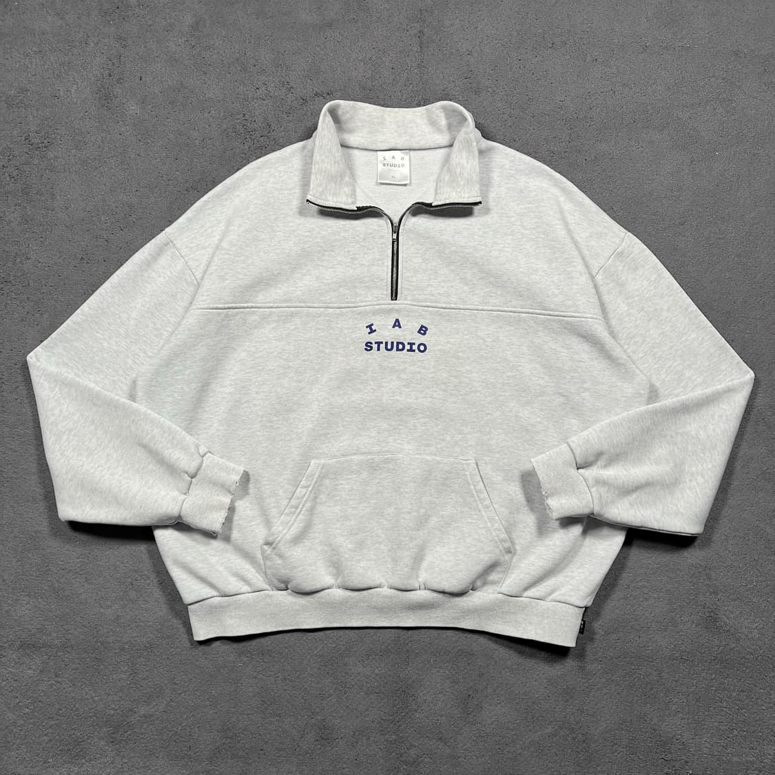 아이앱 스튜디오 하프집업 맨투맨 상품이미지2