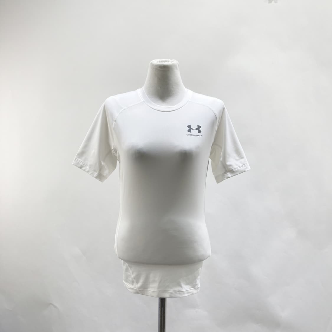 언더아머 여성스포츠반팔티 화이트 M  상품이미지1