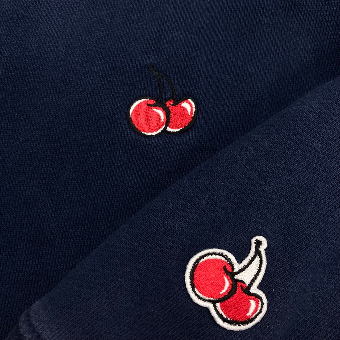 키르시 네이비 컬러 스몰 로고 맨투맨 상품이미지2