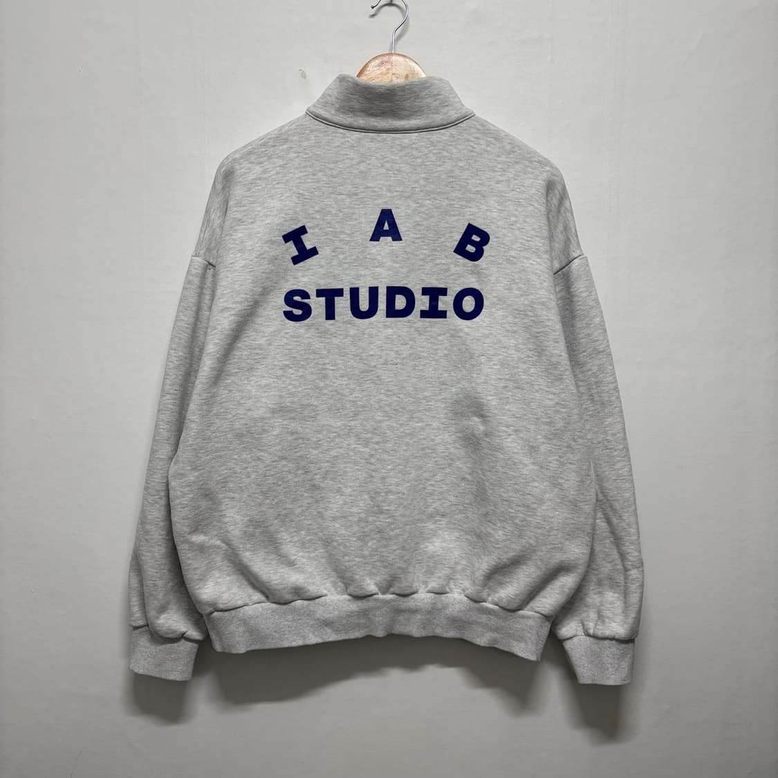 아이앱 스튜디오 하프집업 맨투맨 상품이미지1