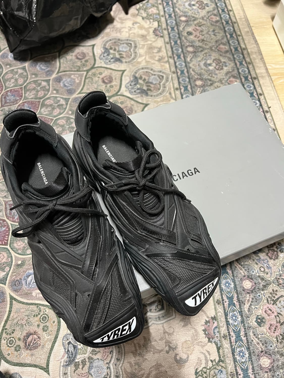 발렌시아가 타이렉스 42사이즈 팝니다 상품이미지1