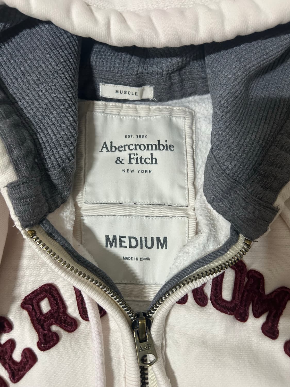 아베크롬비 데미지 디테일 버건디 아치 로고 후드집업 상품이미지4