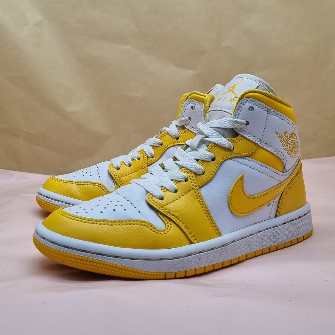 나이키 에어 조던 1 유니버시티 골드 미드 225 상품이미지1