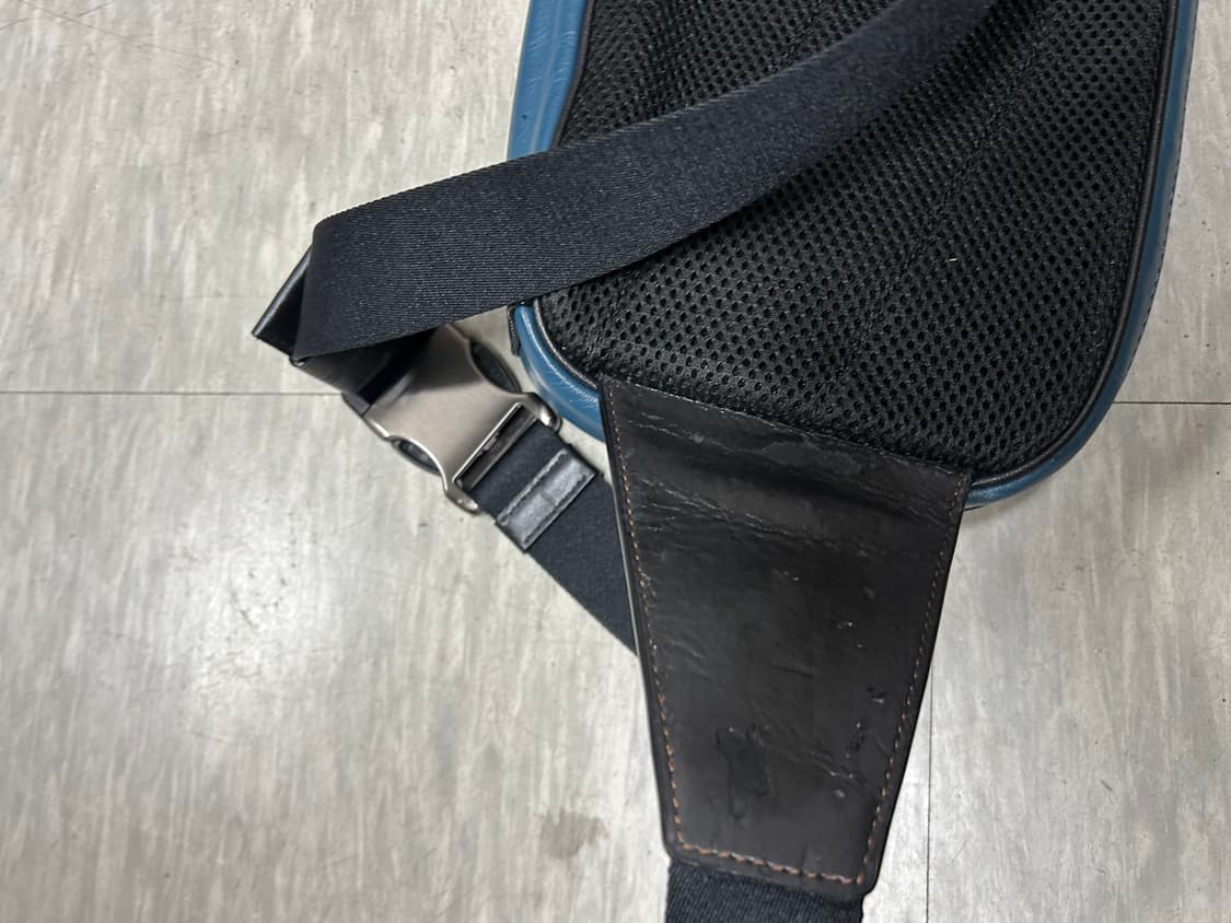 코치 가죽 슬링백 블루/블랙 상품이미지3