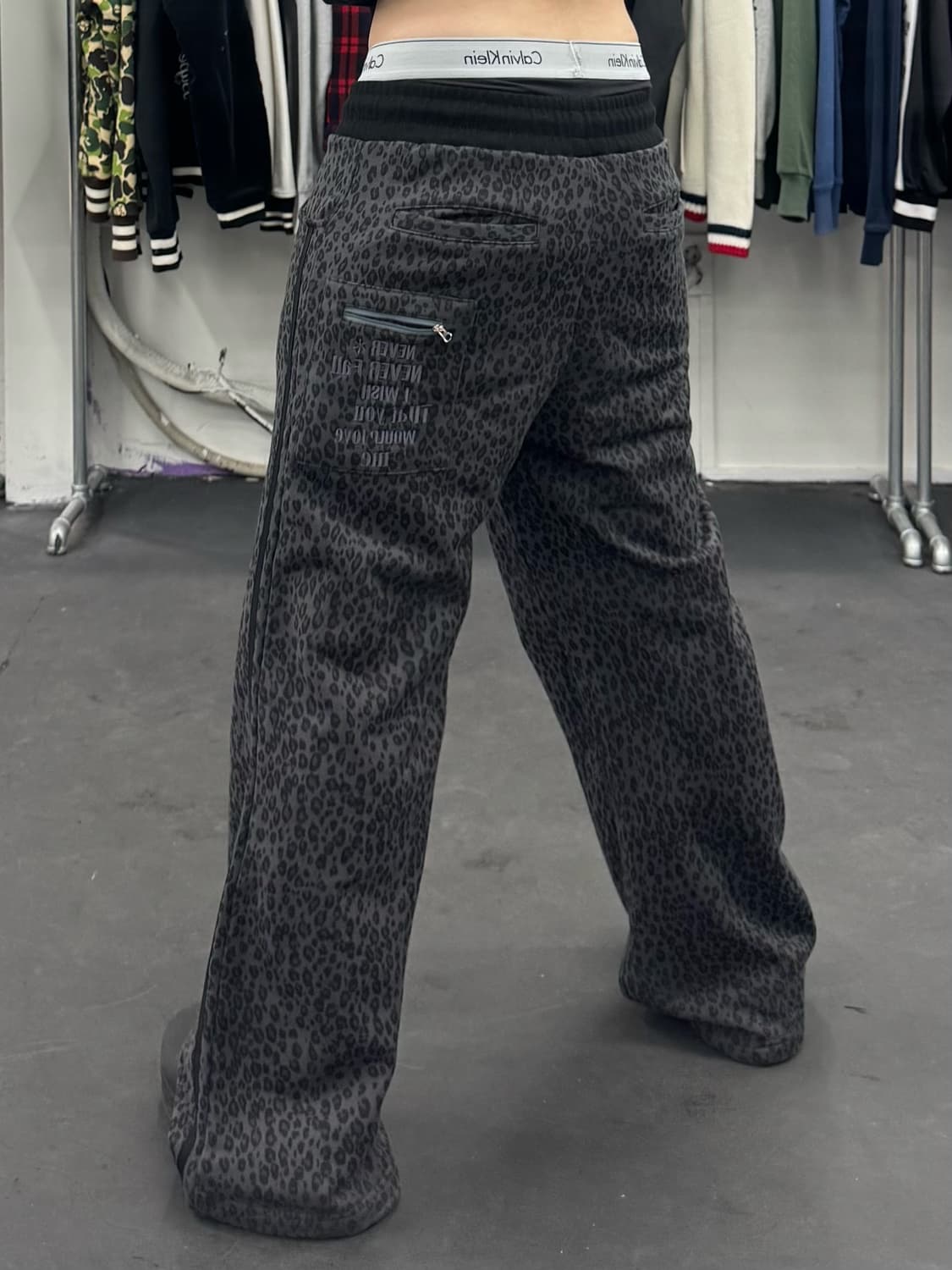 LUV IS TRUE 레오파드 스웻팬츠 상품이미지4