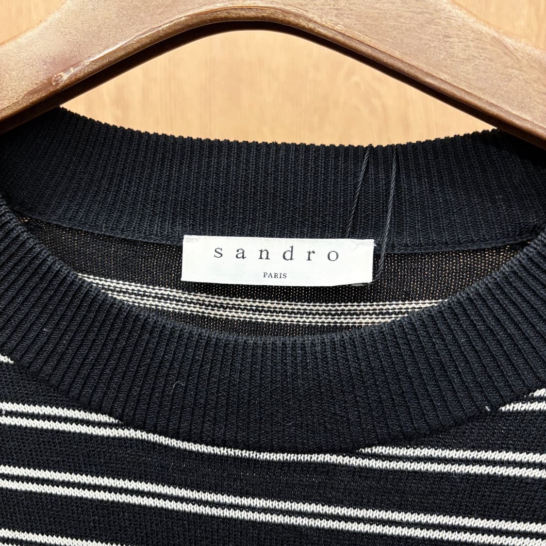 산드로 라운드넥 긴팔 니트 소매 배색 스트라이프 디테일 블랙 상품이미지6