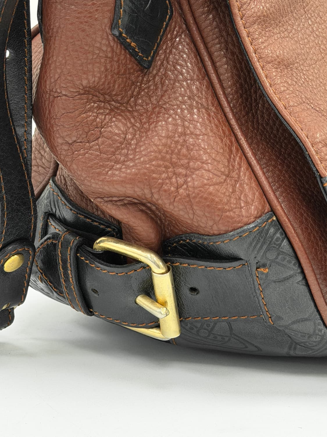 비비안웨스트우드 오브 로고 레더 크로스백 상품이미지7