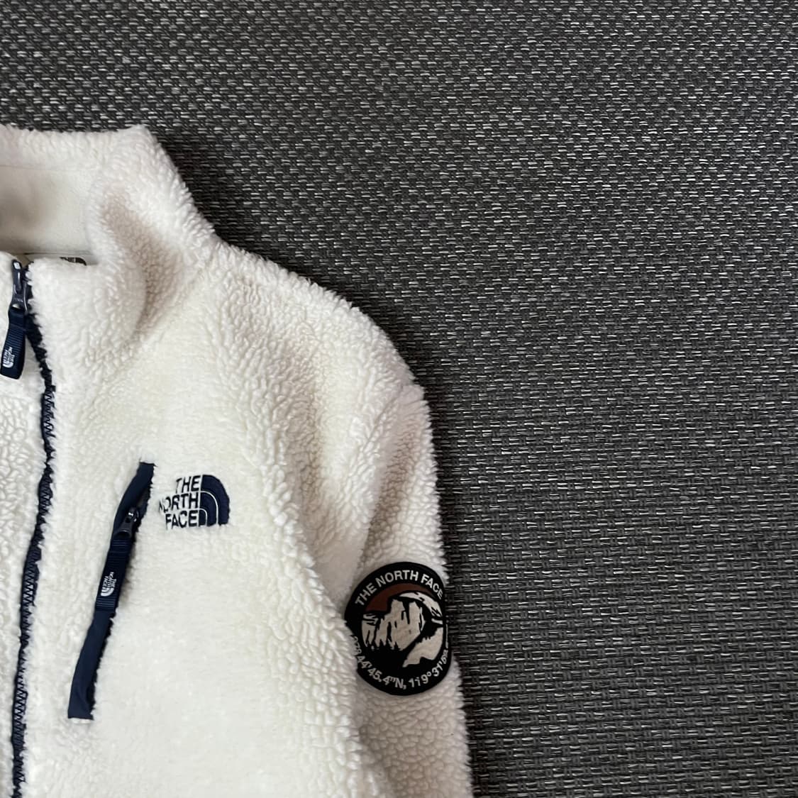 노스페이스 네이비 로고 화이트 뽀글이 플리스 자켓 L 상품이미지3