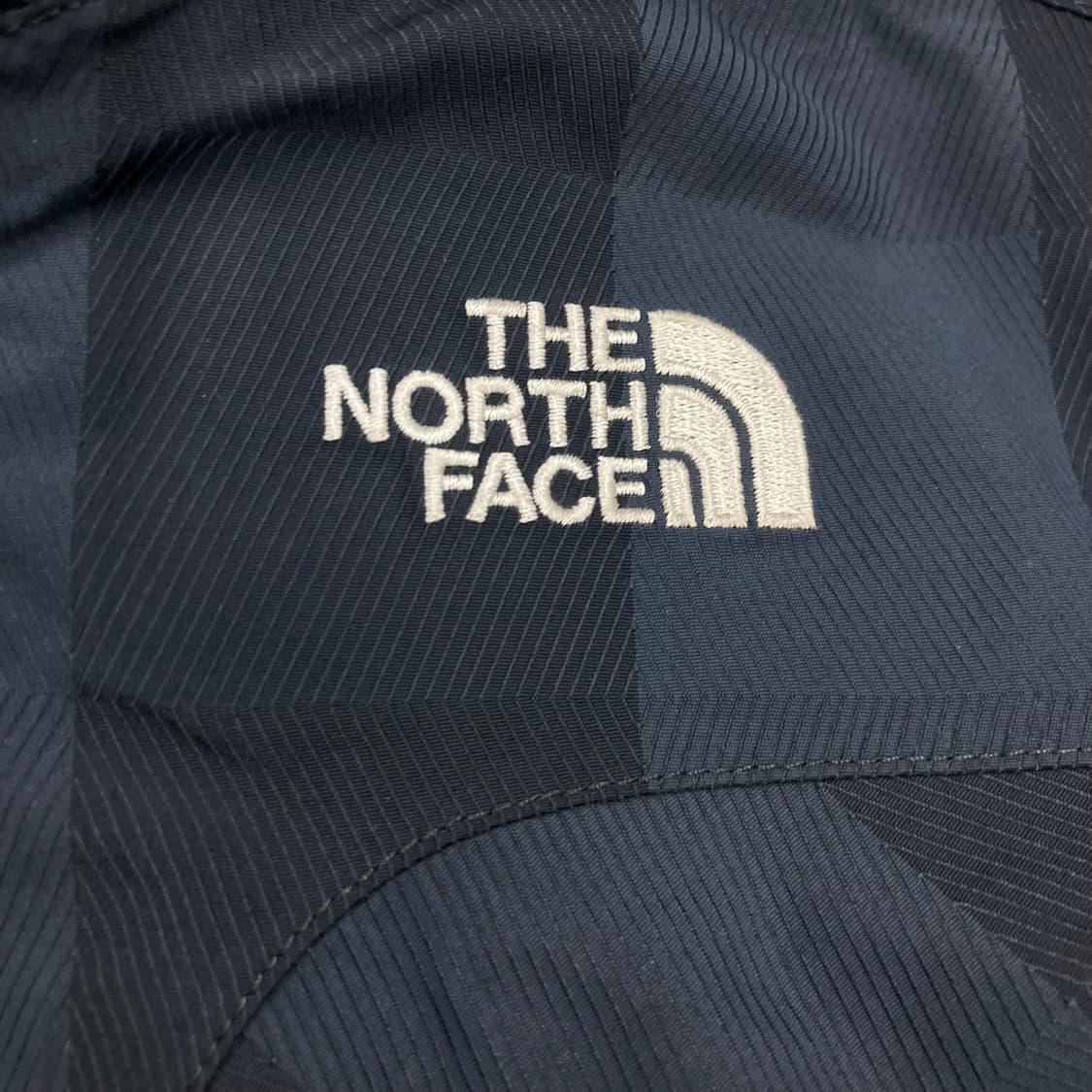 노스페이스 네이비 컬러 스몰 로고 패턴 바람막이 상품이미지2