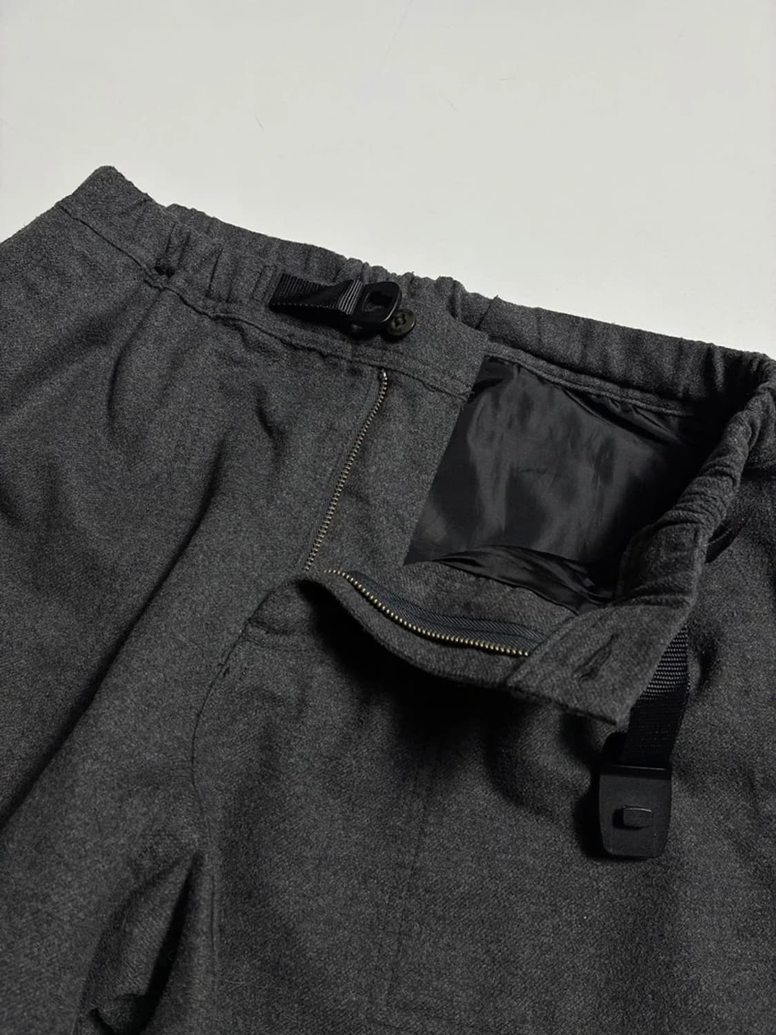 그라미치Gramicci 차콜그레이 컬러 울 블렌드 테이퍼드팬츠 R1469 상품이미지3
