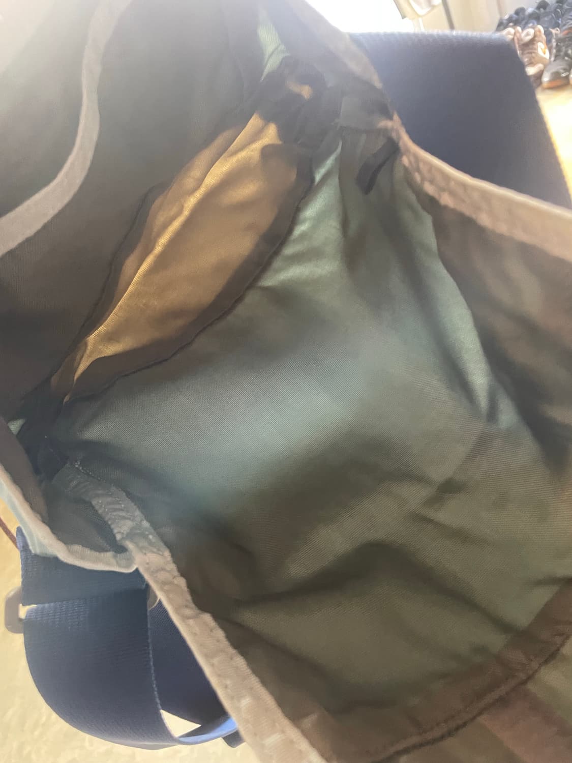 구형 그레고리 크로스백  상품이미지7