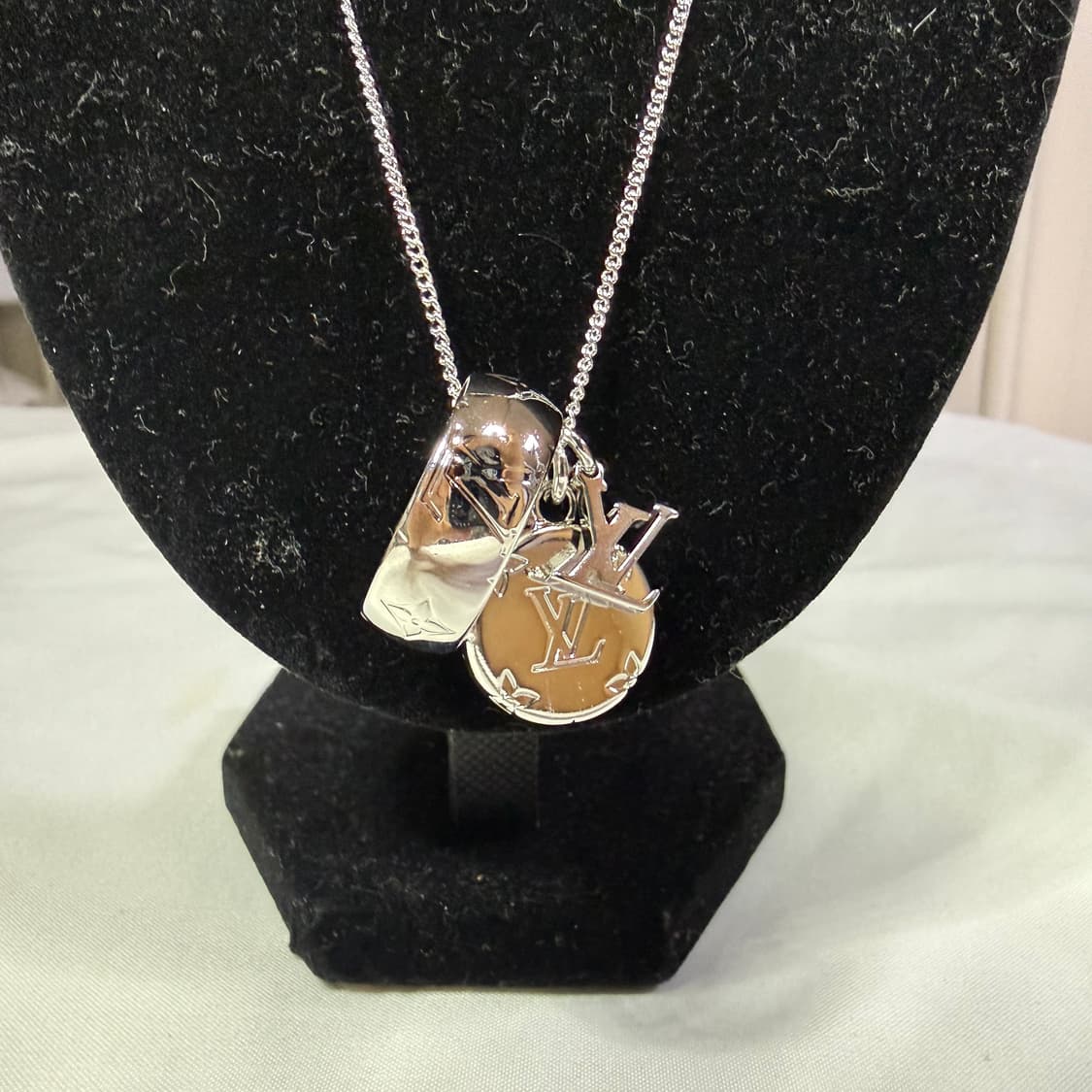 루이비통 모노그램 참스 네클리스 실버 목걸이 M62485 상품이미지4