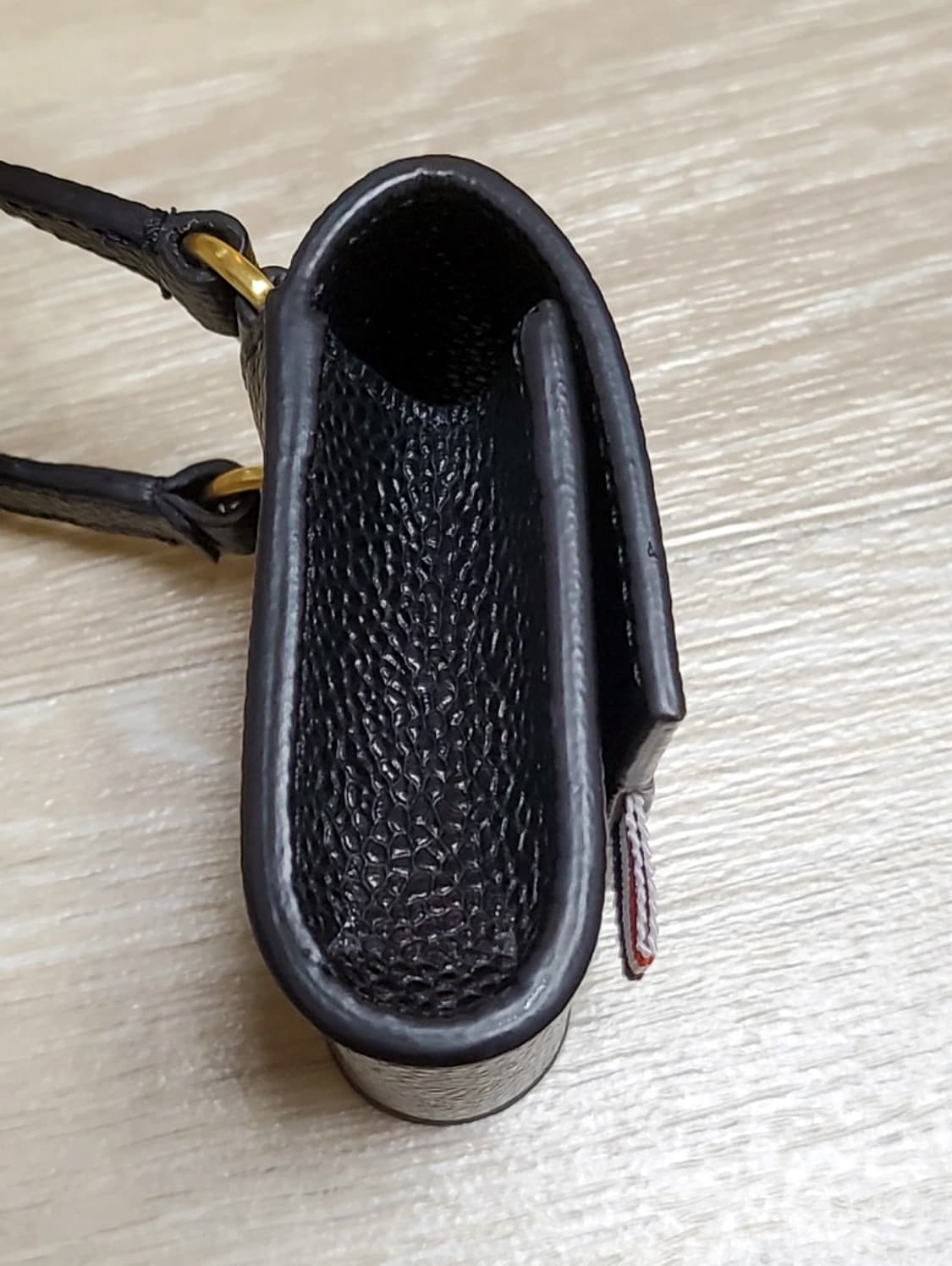 톰브라운 페블 레더 미니 파우치 위드 숄더 스트랩 상품이미지9