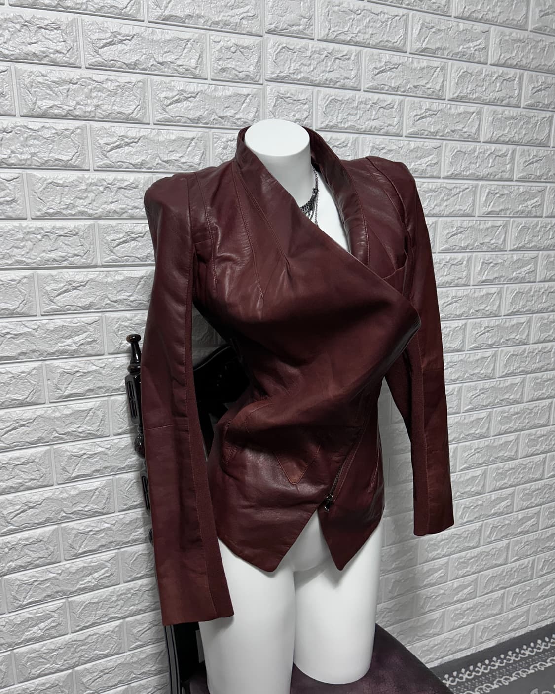 비대칭 업사이드 다운 지퍼 레더 자켓 상품이미지1