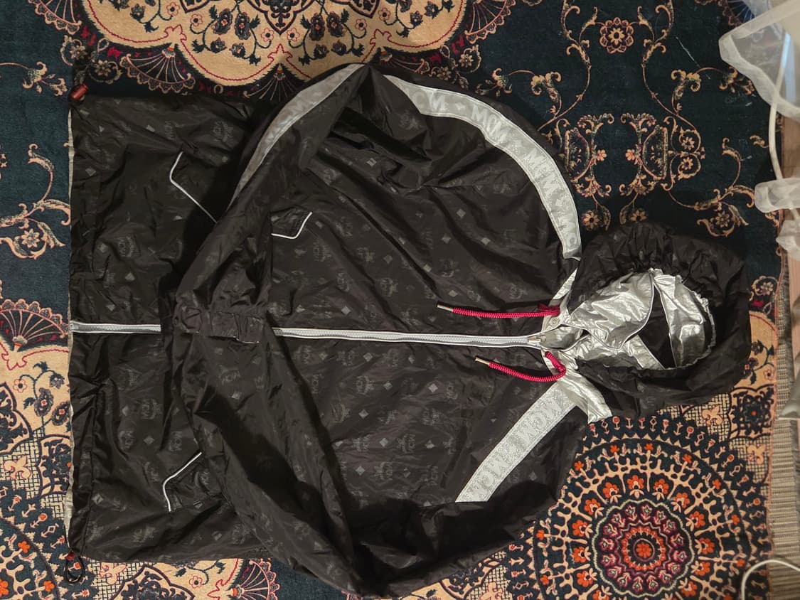 [MCM] 리버시블 바람막이 자켓 (블랙 패턴 / 실버 메탈릭) 상품이미지1