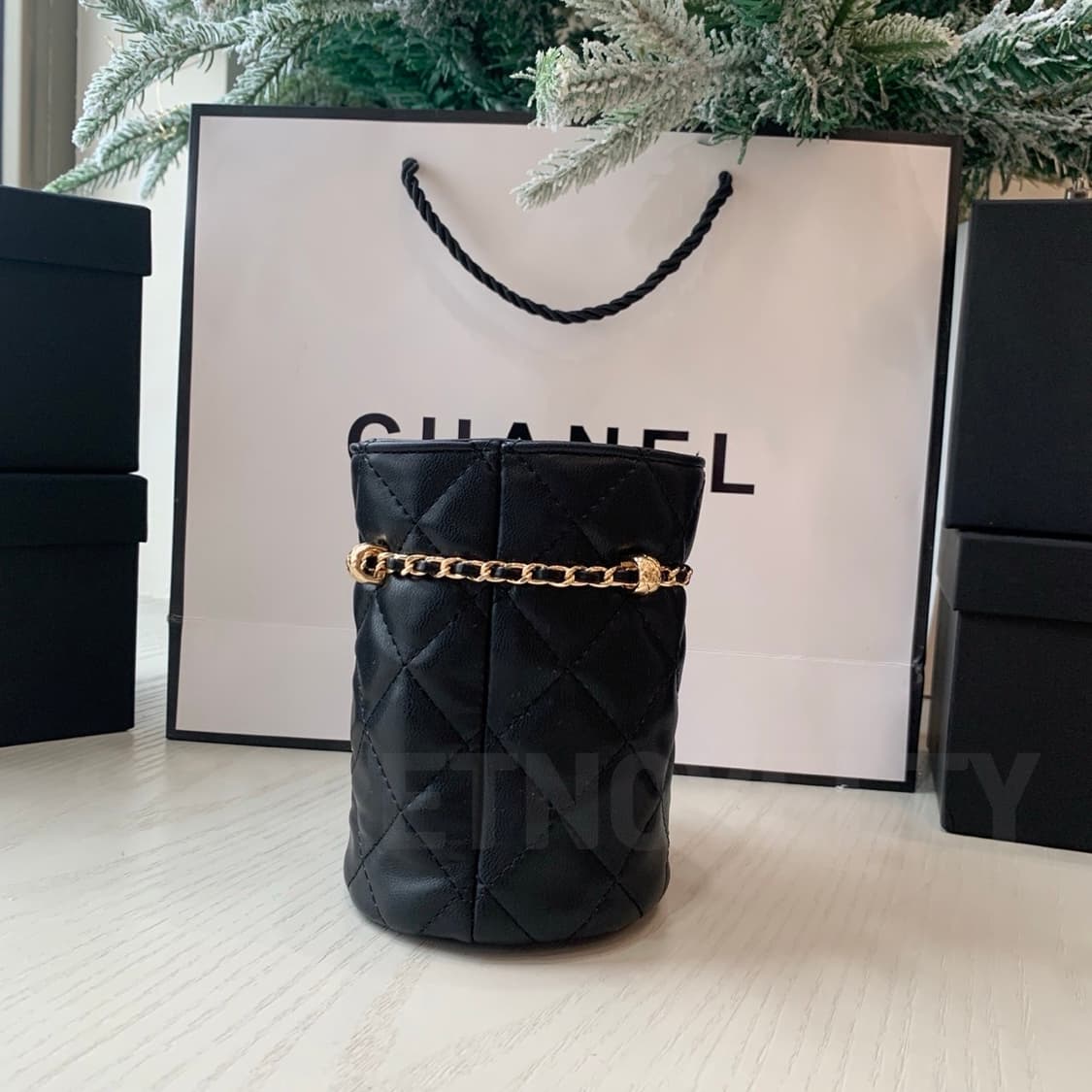 샤넬뷰티 미니 버킷백 진주체인 크로스백 블랙 드로스트링 백 상품이미지5