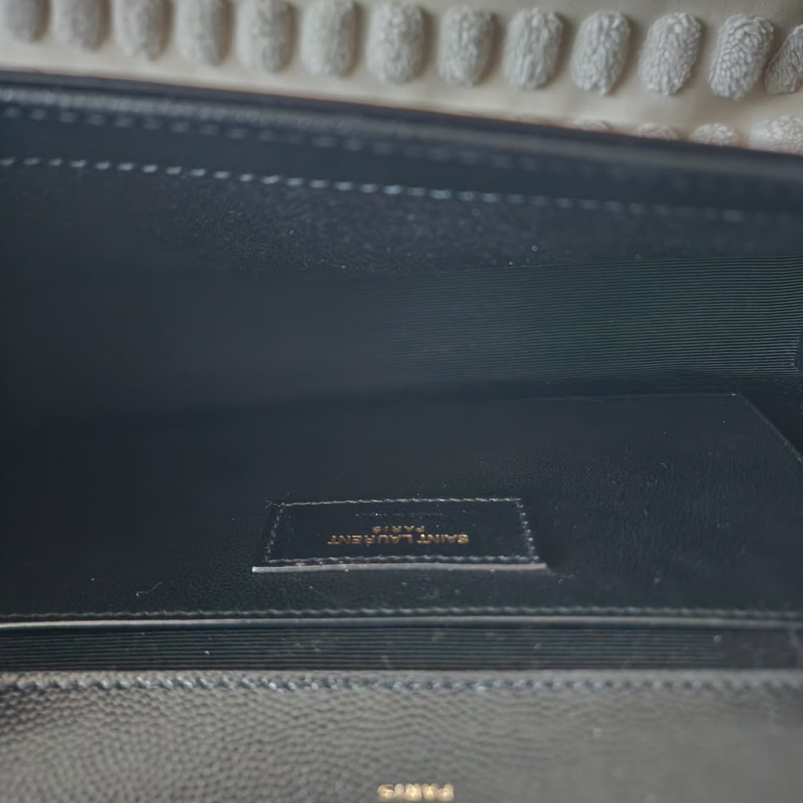 전시품급 생로랑 케이트 그랑드 뿌드르 카프스킨 금장 체인백 미디엄 블랙 상품이미지9