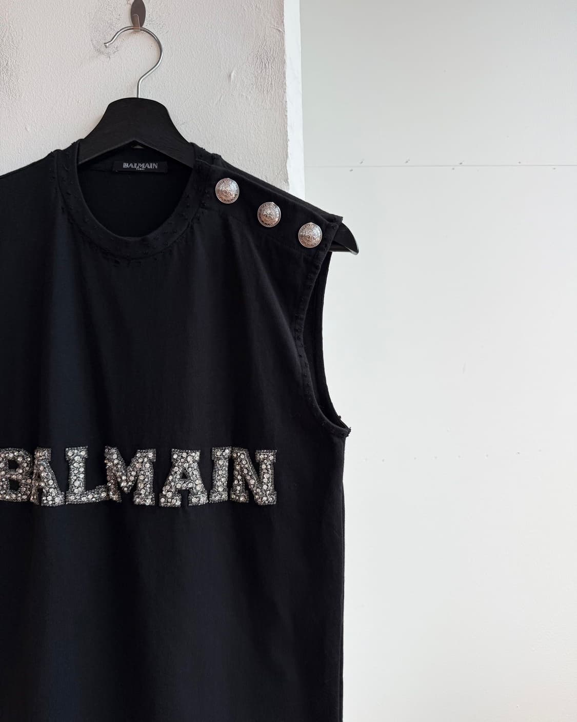 발망 블랙 로고 숄더 버튼 슬리브리스  상품이미지4