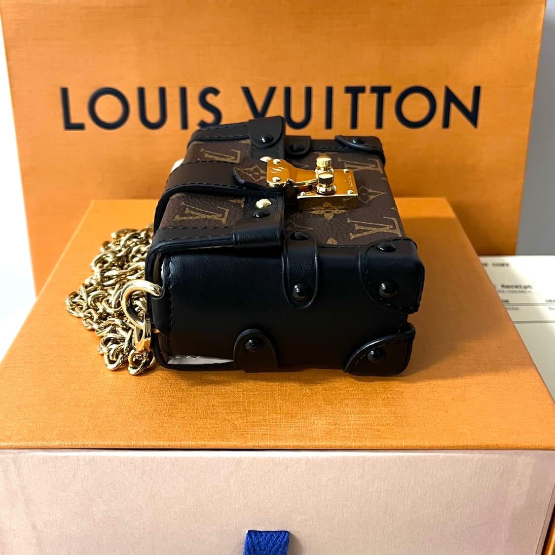 [S+급/정품] 루이비통 에센셜 트렁크 모노그램 체인 크로스백 가방 상품이미지10