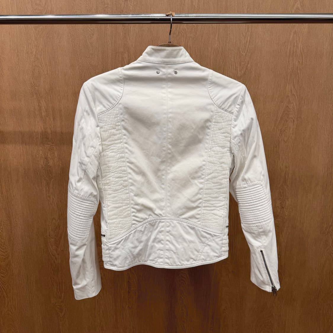 루이비통 하이넥 바이커 자켓 사선 지퍼 멀티 포켓 디테일 슬림핏 아이보리 상품이미지3