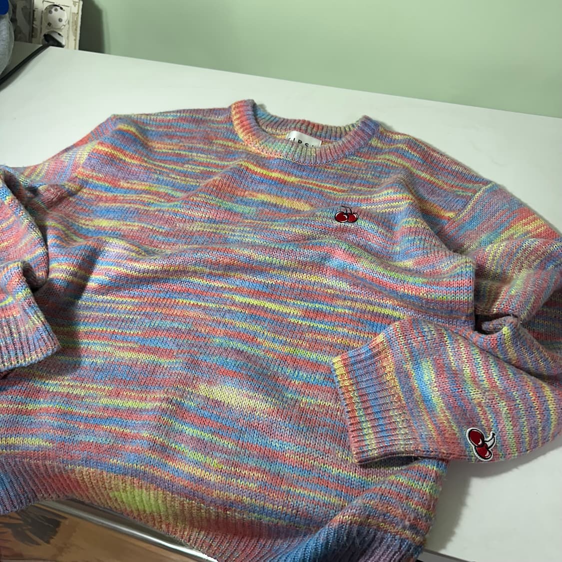 우먼OS 키르시 루즈오버핏 체리로고 나염니트 상품이미지2