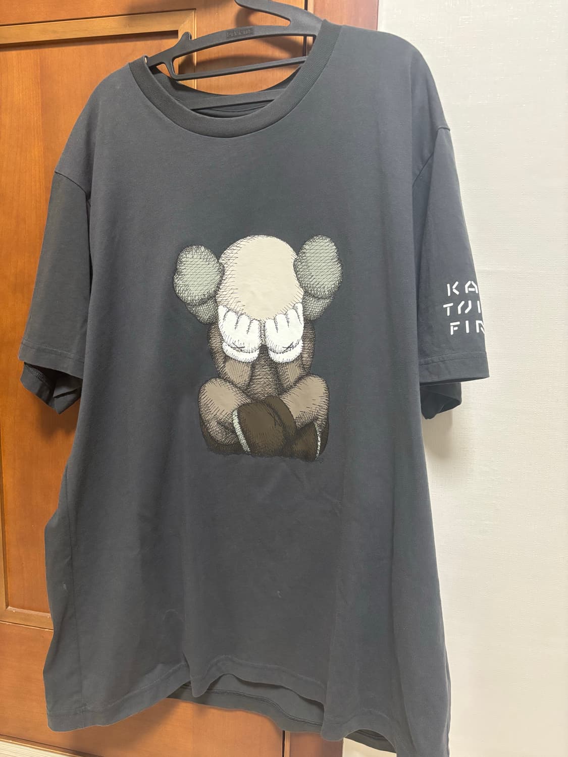 유니클로 카우스 도쿄퍼스트 반팔 상품이미지1