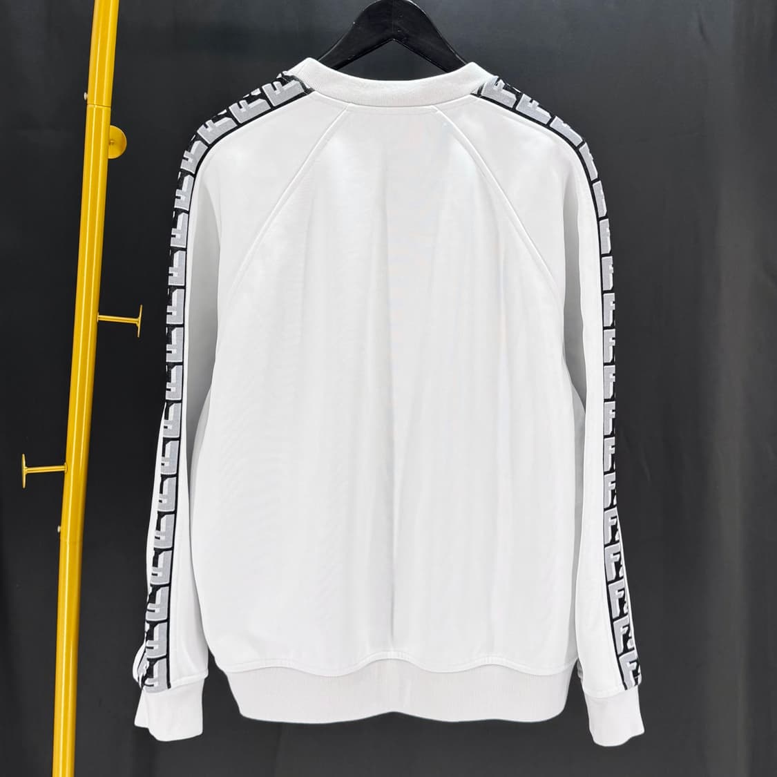 [XXL사이즈] 펜디 FF 로고 맨투맨 화이트 (FAF666) 상품이미지4