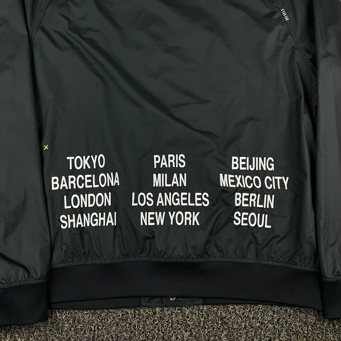 나이키 월드투어 블랙 우븐 새틴 자켓 상품이미지4