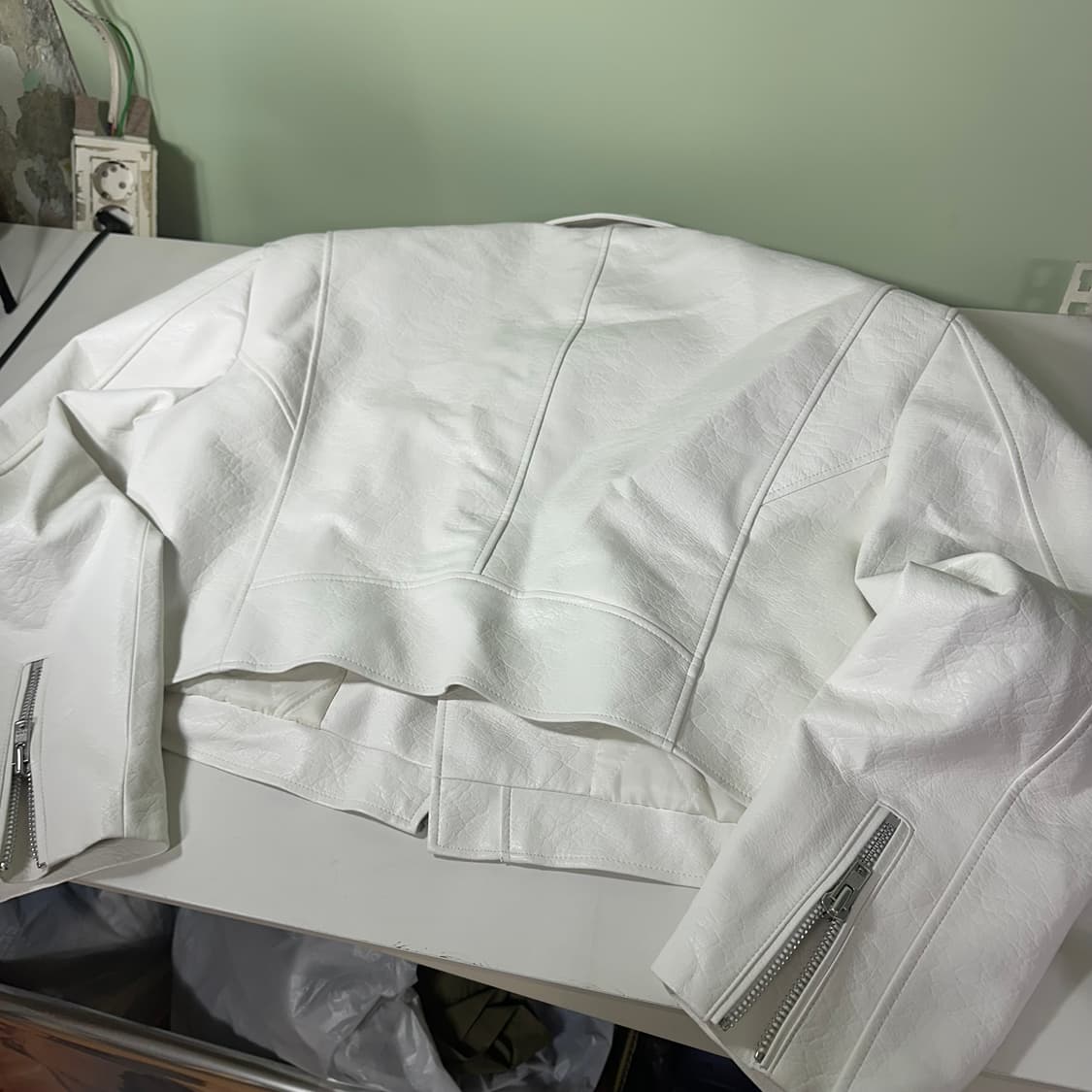 우먼OS 페이퍼문 크림화이트 파워숄더 가죽라이더 상품이미지6