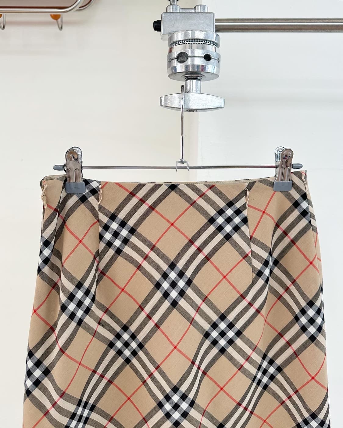 버버리 블루라벨 베이지 노바체크 미디 스커트  상품이미지6