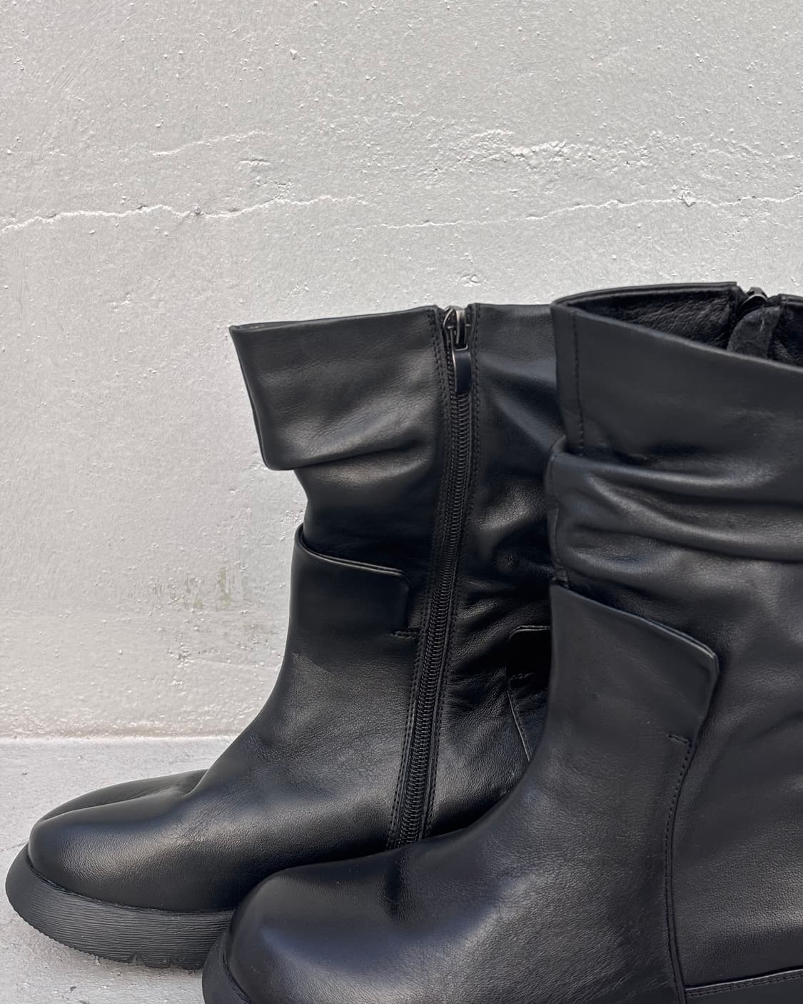 컨펨퍼러리 터크 디자인 미들 부츠 상품이미지3