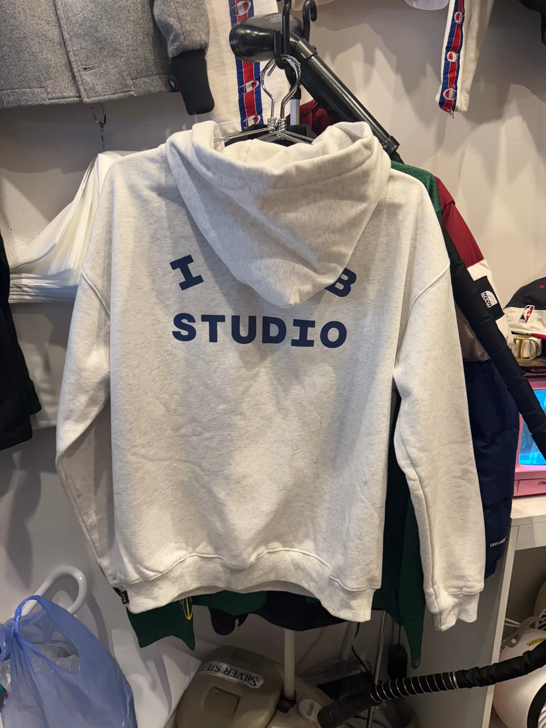 아이앱 스튜디오 후드티 라이트그레이 L 급처 상품이미지3