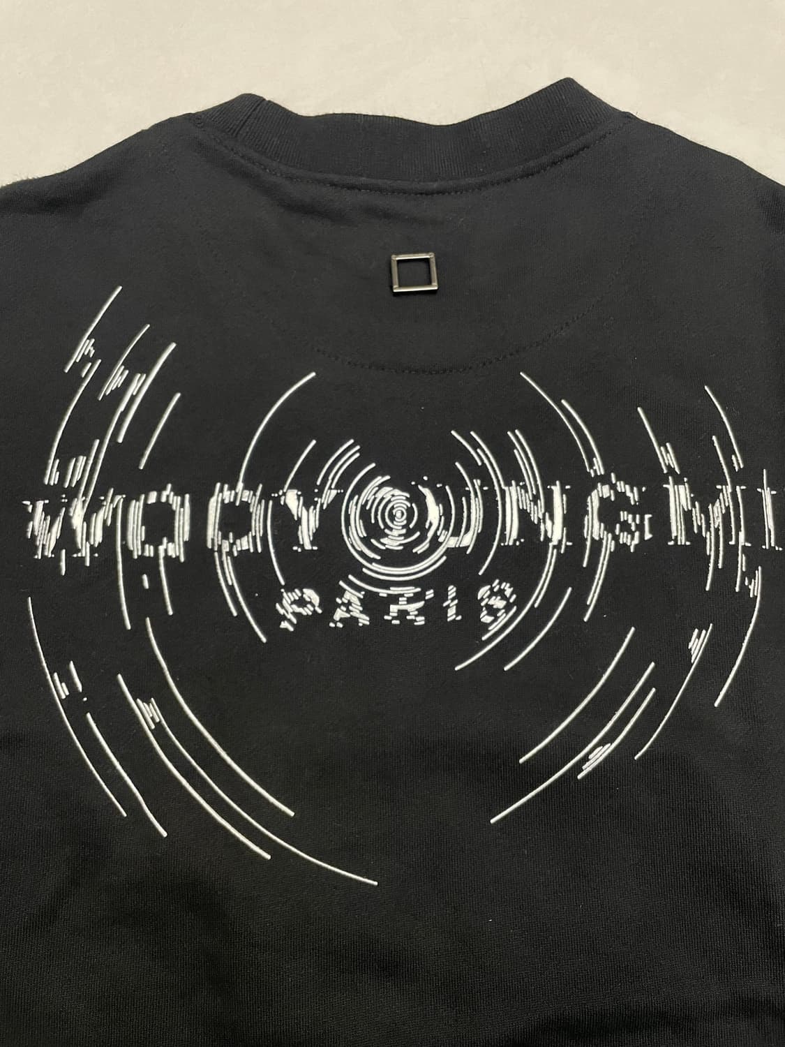 우영미 웨이브 그래픽 백로고 스웻셔츠 블랙 24FW 상품이미지2