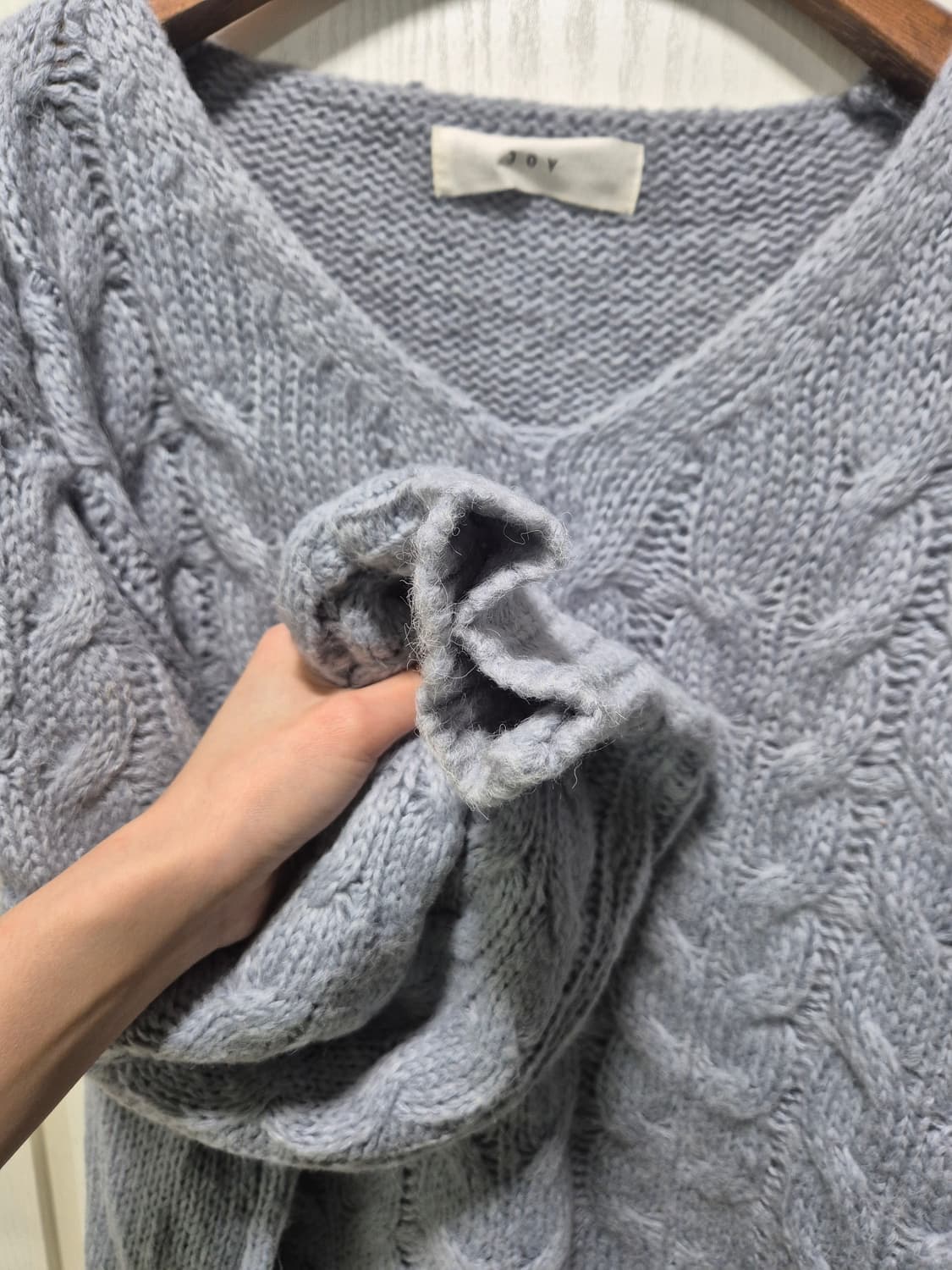 V넥 꽈배기 니트 하늘색 상품이미지5