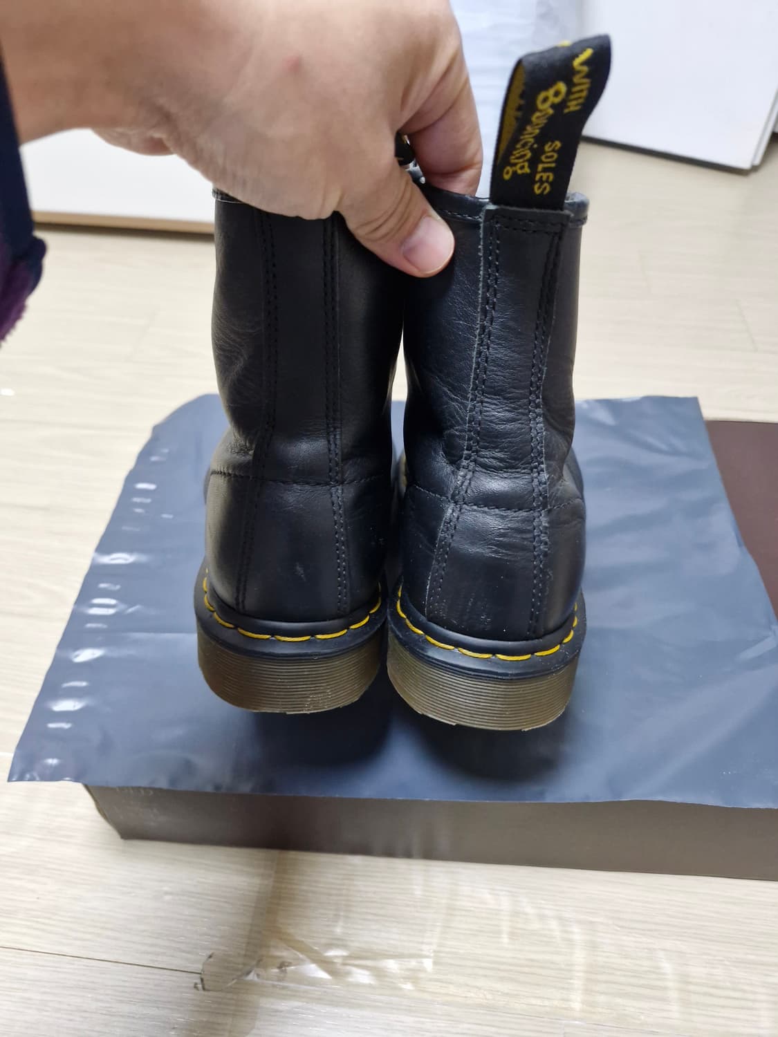 (270) 닥터마틴 1460 블랙 스무스 8홀 부츠 상품이미지3