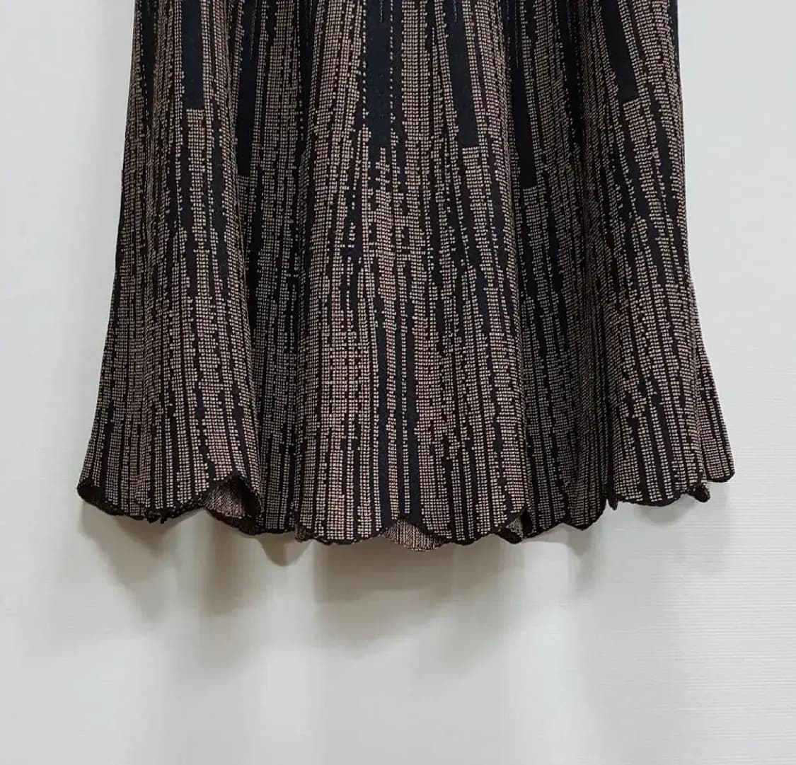 한섬 오즈세컨 O'2nd 물결 밑단 니트 스커트 S 사이즈 상품이미지4