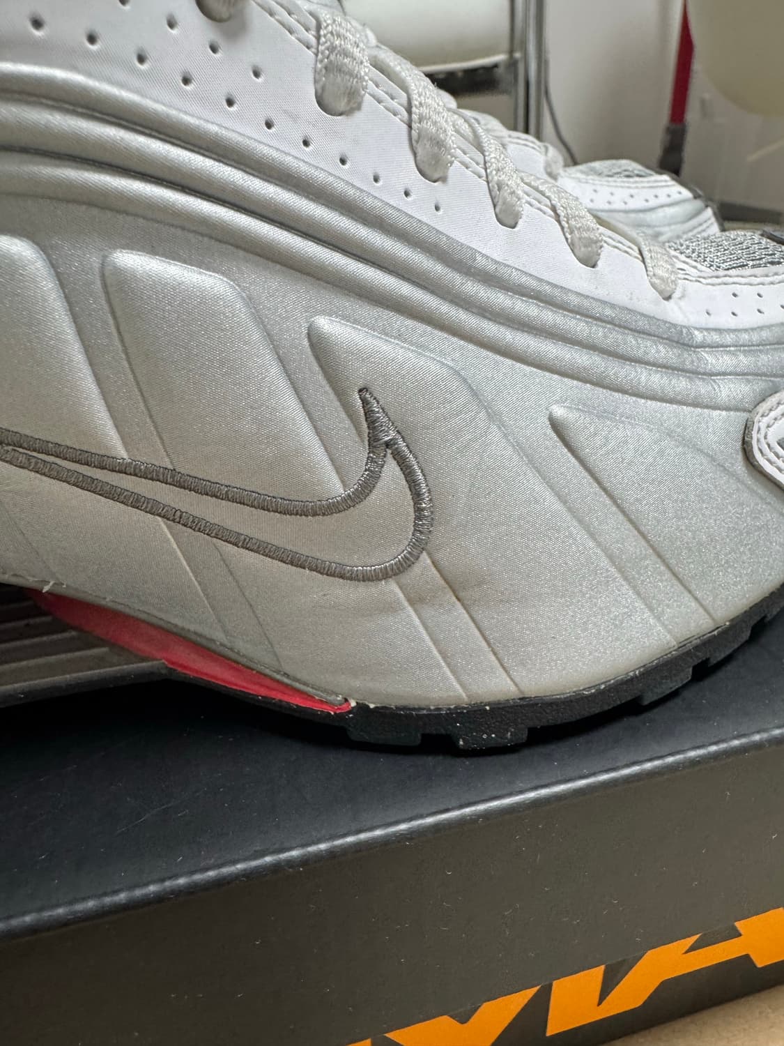 나이키 샥스 r4 메탈릭 실버 커멧 레드 상품이미지2