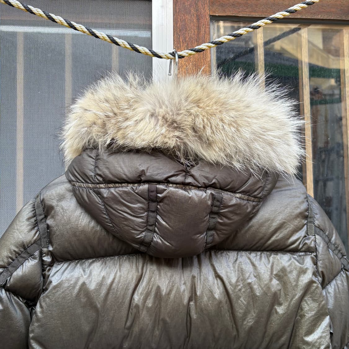 스톤아일랜드 코요테 털(탈부착) 후드 다크 올리브 워싱 푸퍼 자켓 상품이미지5