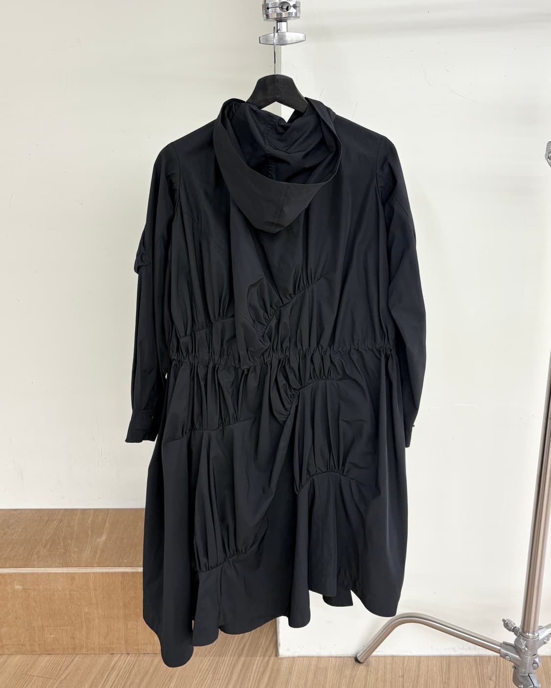 입생로랑 블랙 셔링 후디 롱 자켓 상품이미지6