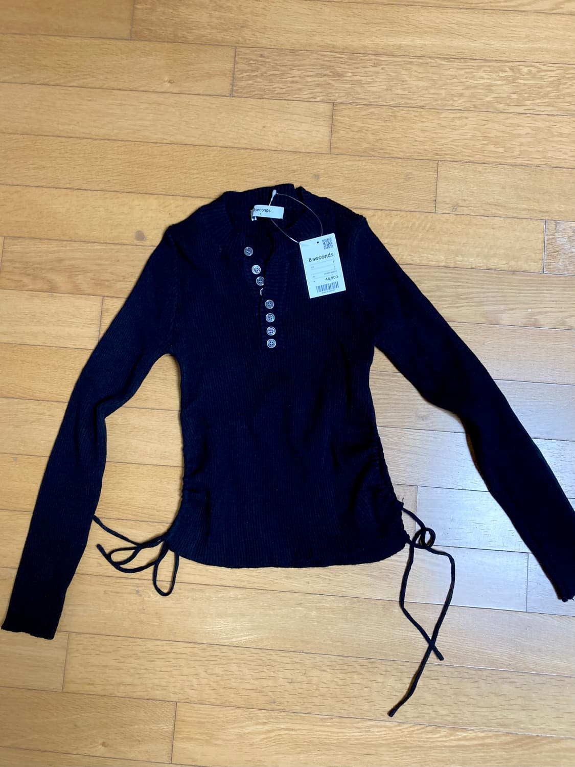 에잇세컨즈 버튼 니트 상품이미지1