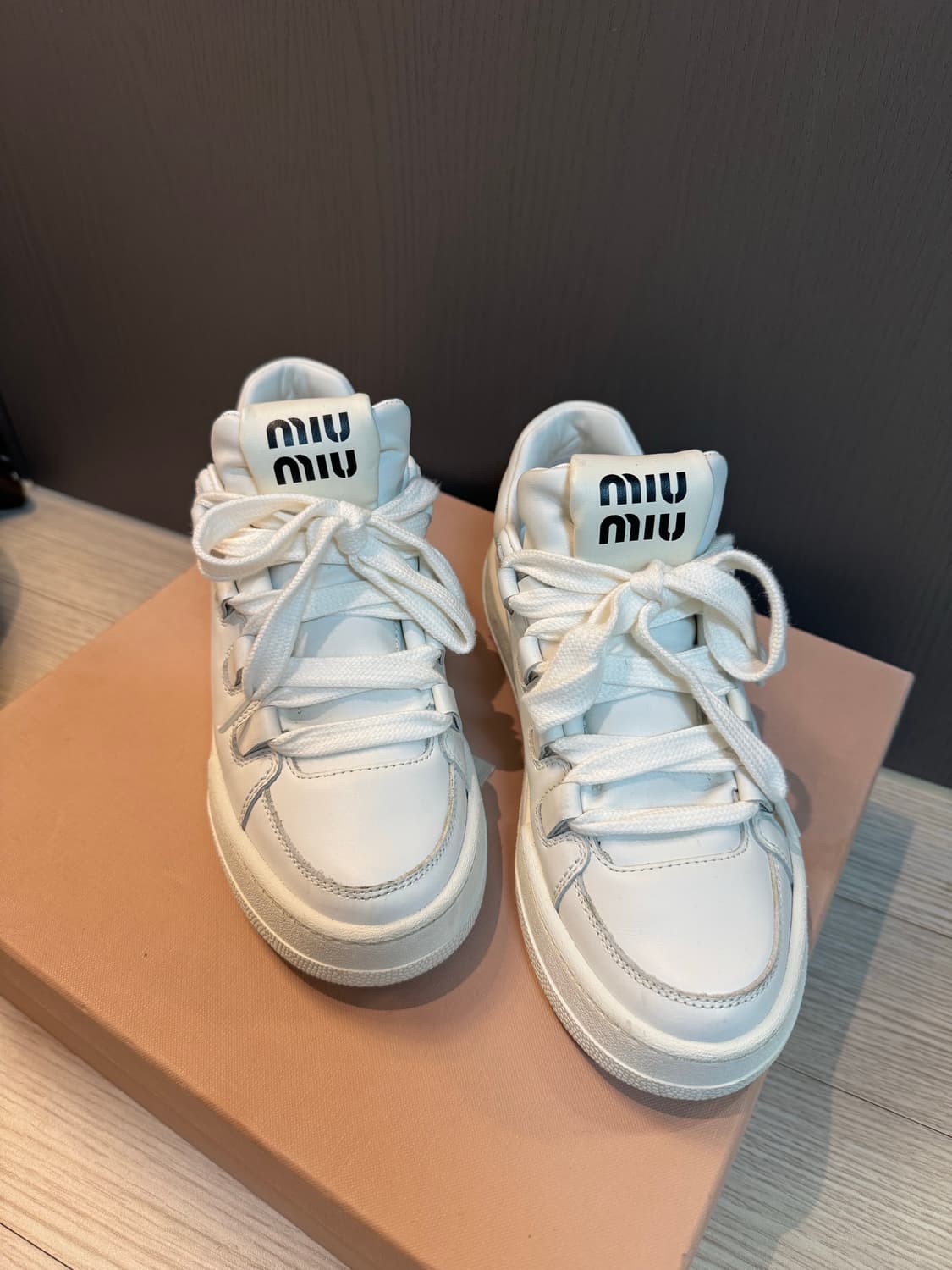 미우미우 화이트 스니커즈 38사이즈(정품) 상품이미지1
