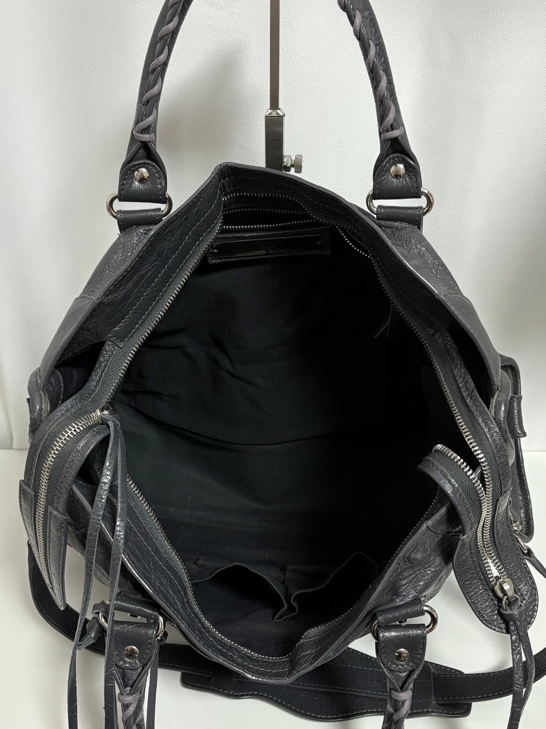 발렌시아가 시티 모터백 다크그레이 상품이미지6