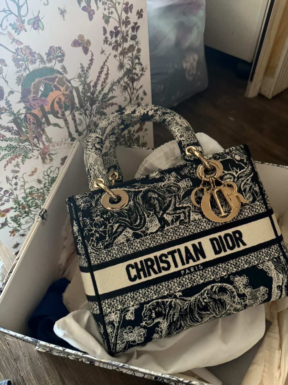 디올 레이디 디라이트 미디엄 팝니다 상품이미지1