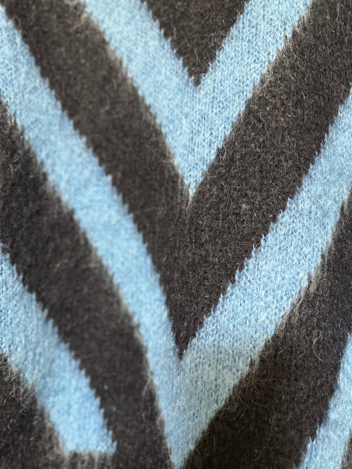 산드로 블랙/블루 브이넥 모헤어니트 상품이미지5